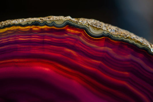 The Grounding Power of Agate: Your Shield Against Stress and Negativity