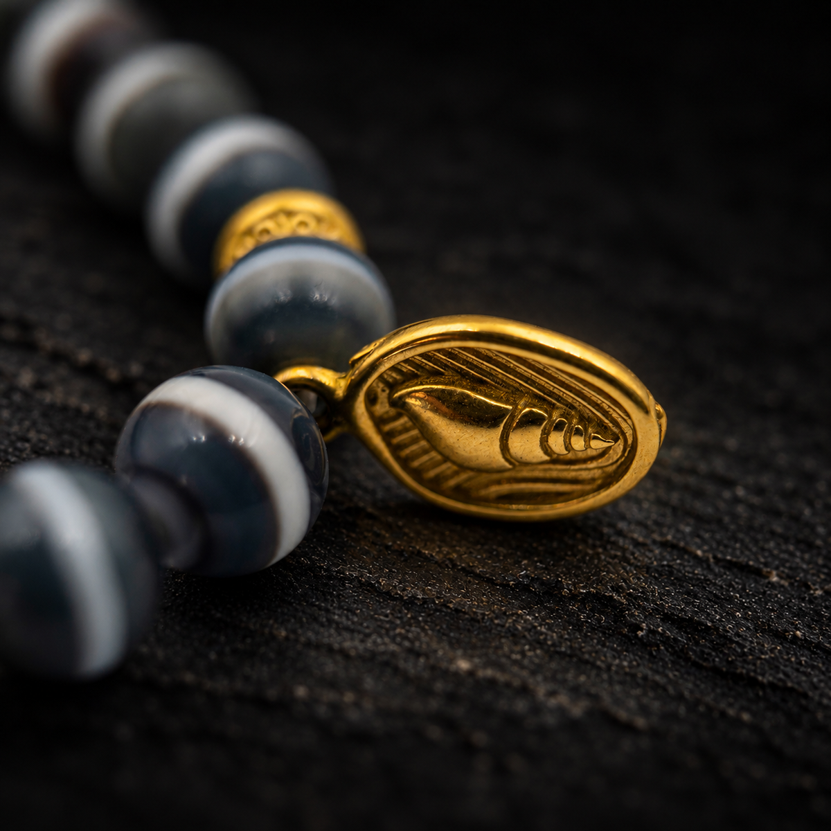 BIYI Single-Line Agate Bracelet – close-up detail on black slate background