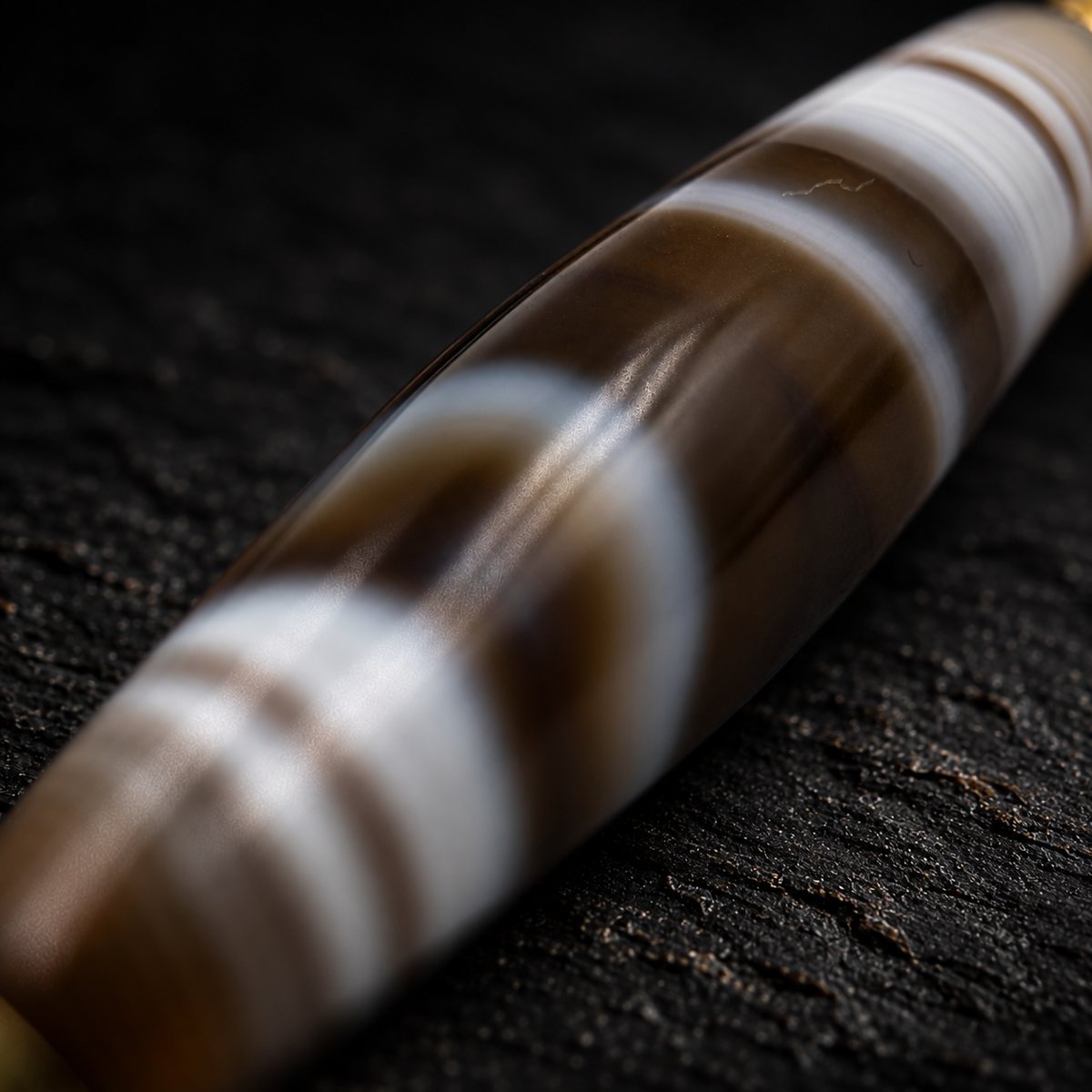 CHENGHUANG Banded Agate Necklace – close-up detail on black slate background