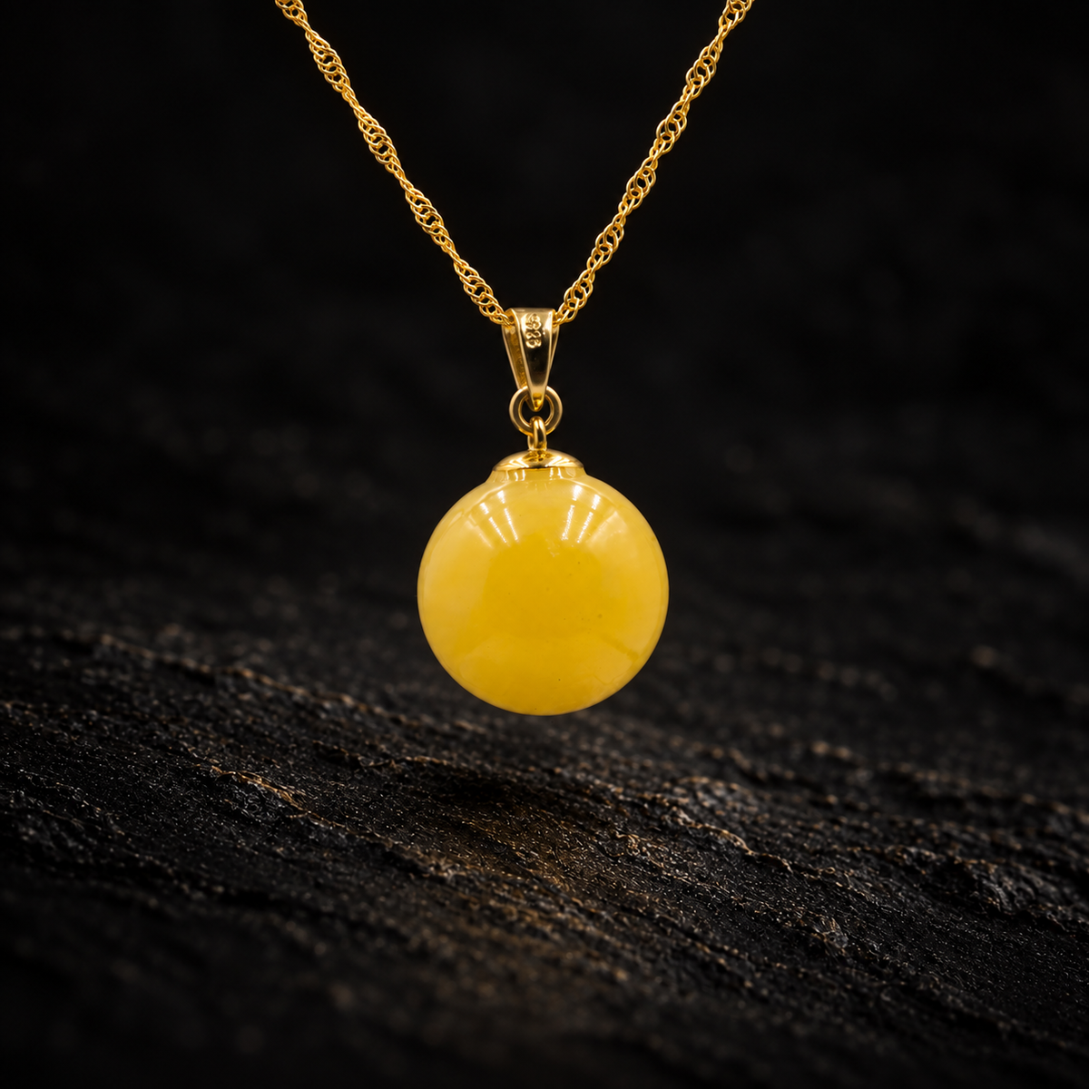 JINWU Amber Necklace – close-up detail on black slate background